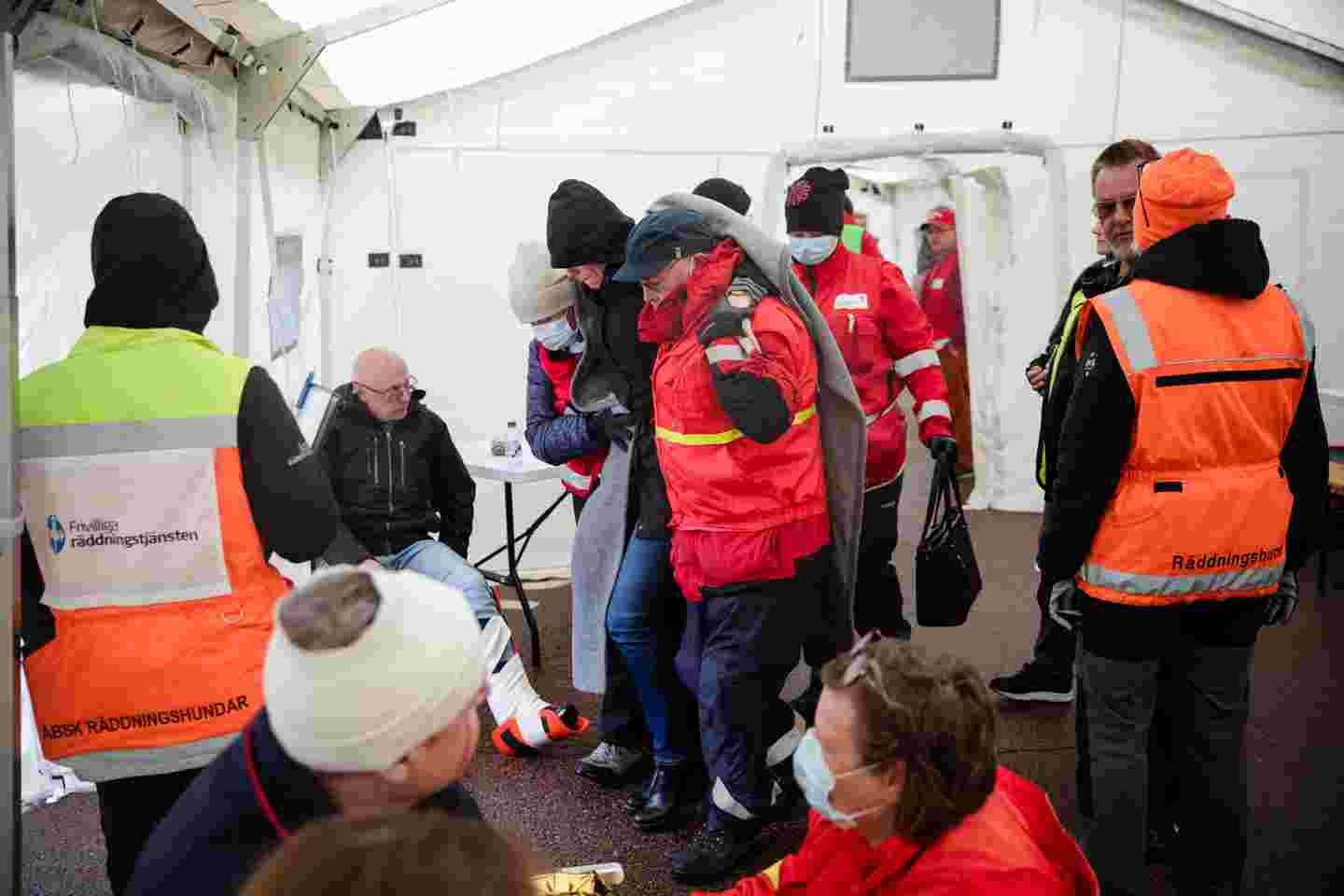 Frivilliga samtalar i tältet. En målpersonen med benet i paket finns även bland de frivilliga.