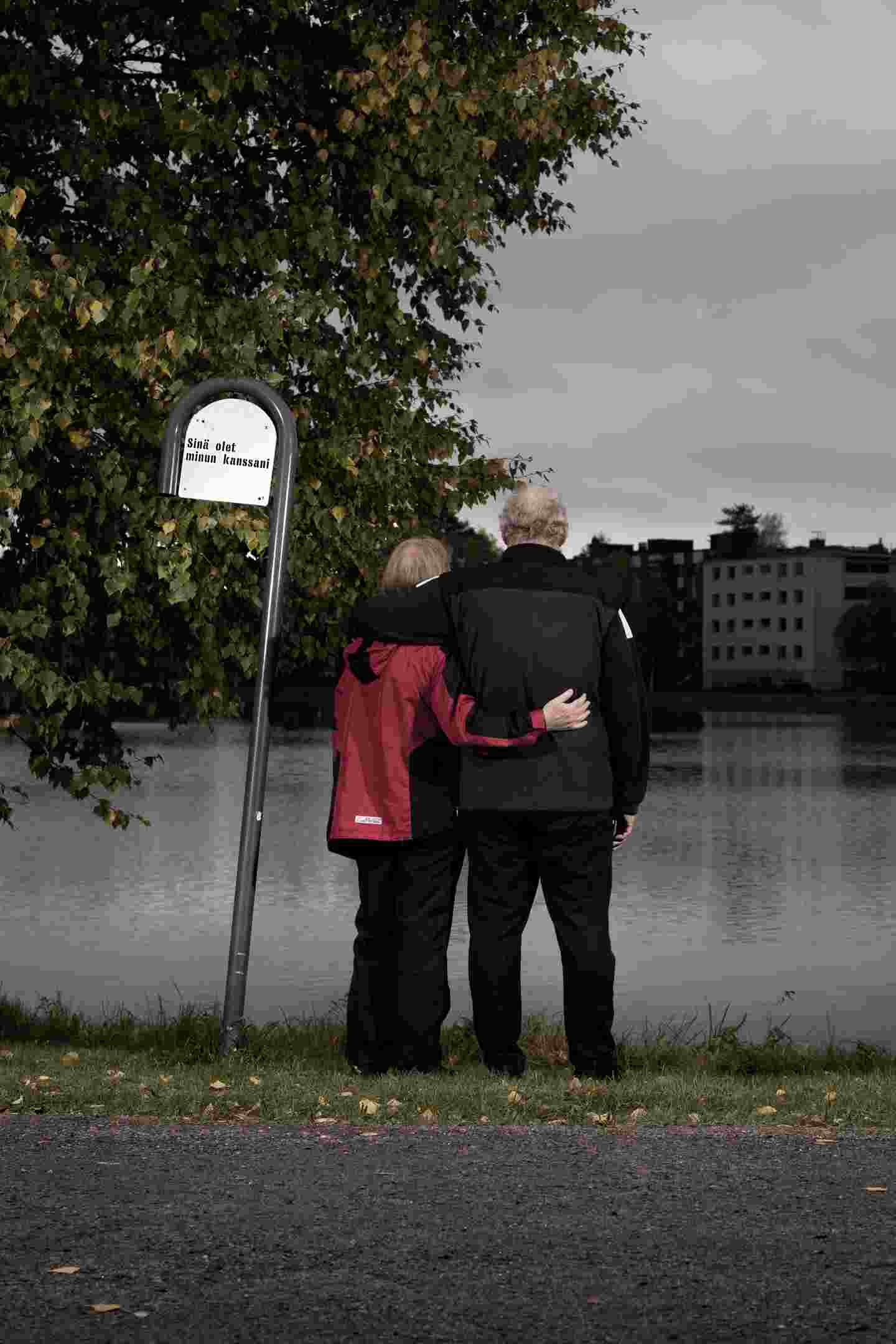 Två personer som kramar varandra i en park.